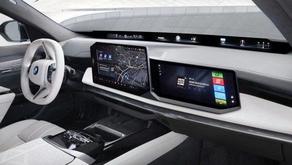 파노라믹 비전과 조수석 화면이 있는 신형 BMW 7시리즈 실내