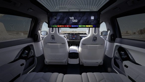 신형 BMW 7시리즈의 뒷좌석과 시어터 스크린